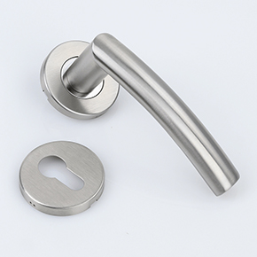 Wie entfernen Sie den Türhebelgriff?